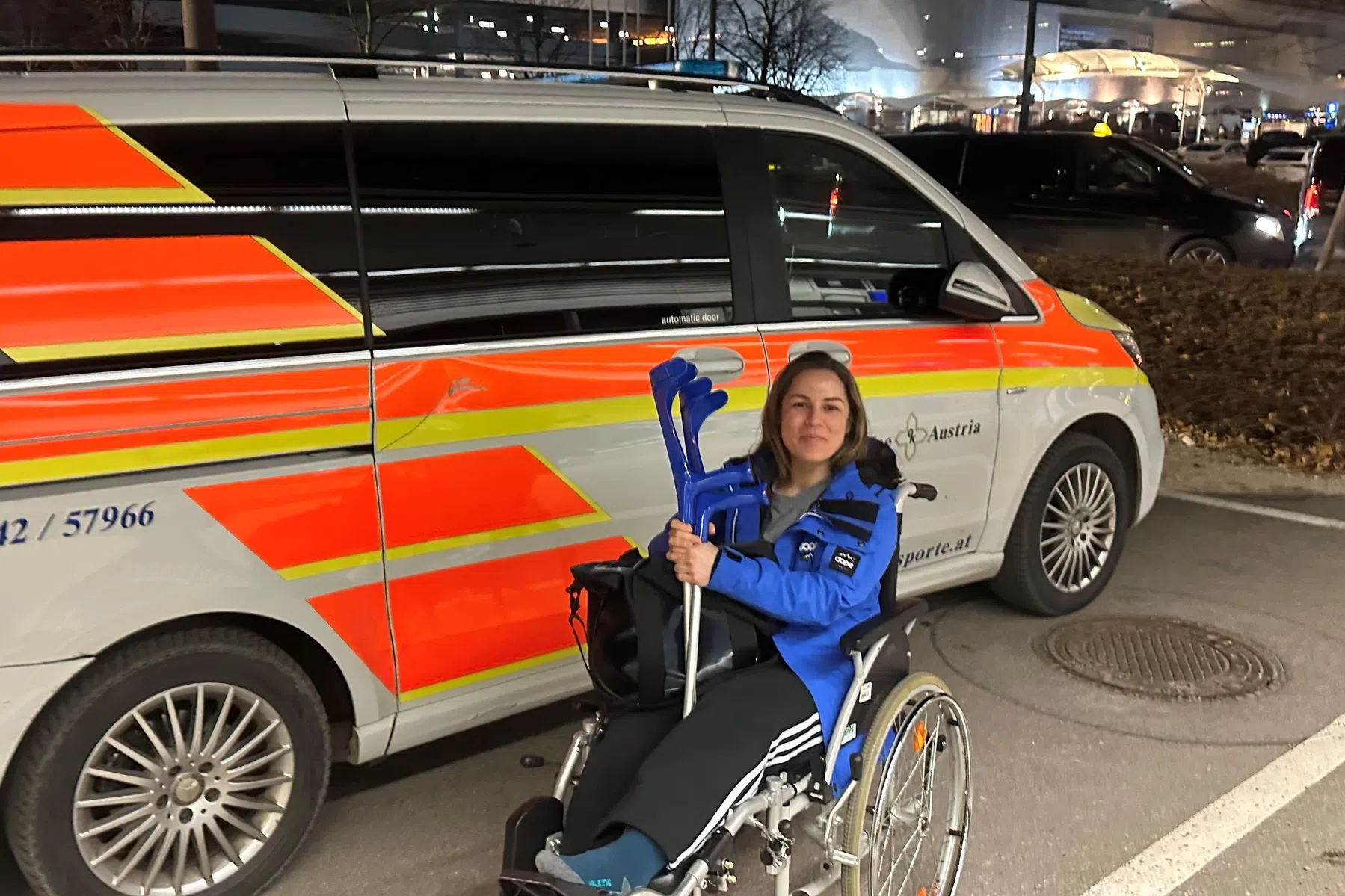 Steffie na het skiongeluk voor een ambulancewagen